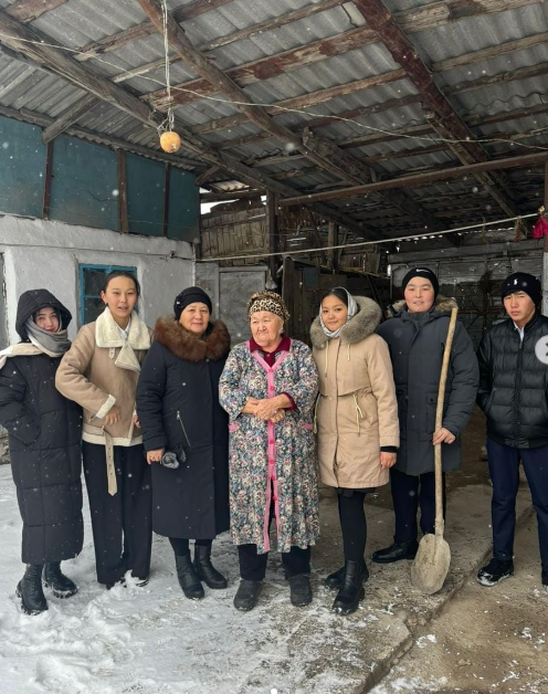 " Жас Ұлан" ұйым мүшелері қамқорлығына алған Малгелдиева Атиркул апайдың үйіне барып,ауласының қарын күреп,тазалап қайтты